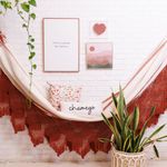 Kit de Parede com Quadro Bordado, Quadro A Vida É Tão Rara e Acrílico Decorativo