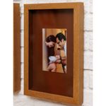 Quadro Personalizado Memórias: Sua Foto em Moldura Caixa com Fundo Marrom e Vidro