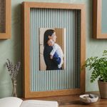 Quadro Personalizado Memórias: Sua Foto em Moldura Caixa com Fundo Listrado Verde e Vidro