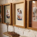 Quadro Personalizado Memórias: Sua Foto em Moldura Caixa com Fundo Creme e Vidro