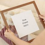 Quadro Personalizado com Frase 35x35 cm em Moldura de Madeira e Vidro Flutuante para Decoração Sob Medida