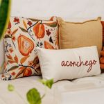 Almofada Baguete Palavra Aconchego em Marrom  Fundo Off White 52 x 24 cm