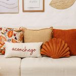 Almofada Baguete Palavra Aconchego em Marrom  Fundo Off White 52 x 24 cm