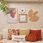 Quadro Decorativo Em Tudo Dai Graças Bordado 35x35 cm com Moldura de Madeira e Vidro Flutuante para Decoração Inspirador