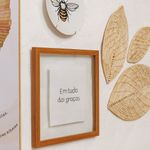 Quadro Decorativo Em Tudo Dai Graças Bordado 35x35 cm com Moldura de Madeira e Vidro Flutuante para Decoração Inspirador