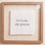 Quadro Decorativo Em Tudo Dai Graças Bordado 35x35 cm com Moldura de Madeira e Vidro Flutuante para Decoração Inspirador
