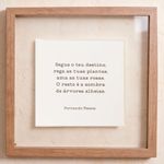 Quadro Fernando Pessoa: Frase Poética e Vidro Flutuante 35x35cm