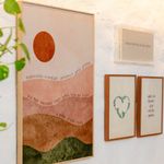 Kit Decorativo de Parede com Quadro A Vida É Tão Rara, Quadros Bordados e Acrílico Decorativo 