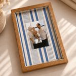 Quadro Personalizado Memórias: Sua Foto em Moldura Caixa com Fundo Listrado Azul e Vidro