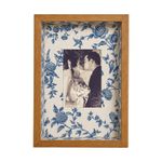 Quadro Personalizado Memórias: Sua Foto em Moldura Caixa com Fundo Floral Azul e Vidro