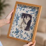 Quadro Personalizado Memórias: Sua Foto em Moldura Caixa com Fundo Floral Azul e Vidro