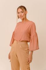BLUSA LISA DECOTE CANOA C/ OMBRO DESLOCADO