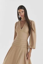 BLUSA LISA EM CREPE C/ PREGAS NO DECOTE