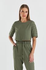 T-SHIRT CROPPED LISA COM PREGAS NA MANGA