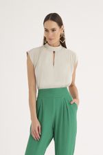 BLUSA LISA EM CREPE GOLA PADRE