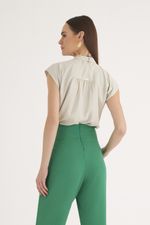 BLUSA LISA EM CREPE GOLA PADRE