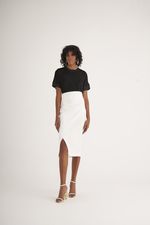 T-SHIRT CROPPED LISA C/ PEDRARIA NO DECOTE
