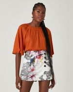 T-SHIRT LISA EM CREPE C/ DET. DE TRANÇA NO DECOTE