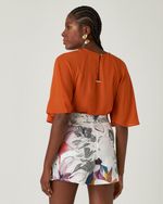 T-SHIRT LISA EM CREPE C/ DET. DE TRANÇA NO DECOTE