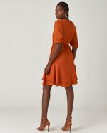 T-DRESS LISO EM CREPE C/ SAIA SOBREPOSTA E CINTO DE CADARÇO OURO