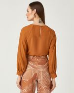BLUSA LISA EM CREPE MANGA LONGA C/ PREGA FRENTE