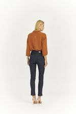 CIGARRETE SKINNY LAVAGEM ESCURA C/ DETALHE BOLSO
