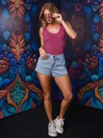 SHORT JEANS CURTO C/ RECORTE LATERAL