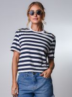 T-SHIRT CROPPED DE MALHA LISTRADA C/ BOTÕES
