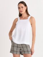 REGATA LISA EM CREPE COM ALÇA DE BOTÕES COBERTOS