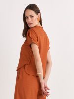 T-SHIRT LISA RUSTIC C/ BOTÕES LATERAIS
