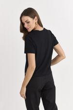 T-SHIRT MALHA BÁSICA DECOTE V