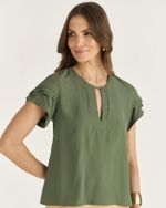 T-SHIRT EM CREPE C/ PREGAS NA MANGA
