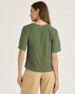T-SHIRT EM CREPE C/ TORÇÃO NO DECOTE
