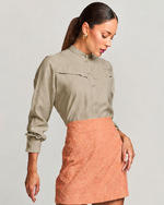 CAMISA MANGA LONGA EM CREPE COM PREGA