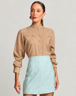 CAMISA MANGA LONGA EM CREPE COM PREGA