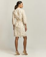 VESTIDO CURTO BORDADO FLORAL OURO C/ FAIXA