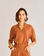 BLUSA C/ GOLA PADRE E RECORTES PESPONTADOS
