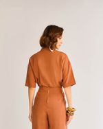 BLUSA C/ GOLA PADRE E RECORTES PESPONTADOS
