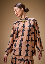 BLUSA DETALHADA M/L ESTAMPA TOQUIO