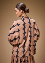 BLUSA DETALHADA M/L ESTAMPA TOQUIO
