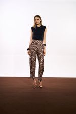 CALÇA SLOUCHY COM PREGAS NA BARRA 