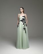 VESTIDO RECORTES DRAPEADOS APLICACAO FLORES