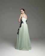 VESTIDO RECORTES DRAPEADOS APLICACAO FLORES