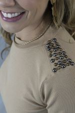 Blusa Aurora com Aplicações Amêndoa