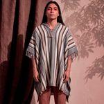 Poncho Peruano Tradicional de Lã com Capuz