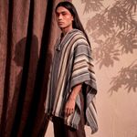 Poncho Peruano Tradicional de Lã com Capuz
