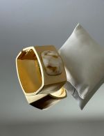 Pulseira Dourada com Detalhe em Acrilico
