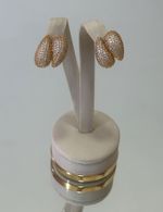 Brinco dourado cravejado com zircônia