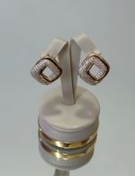 Brinco dourado cravejado com zircônia