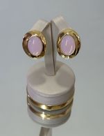 Brinco dourado com resina rose